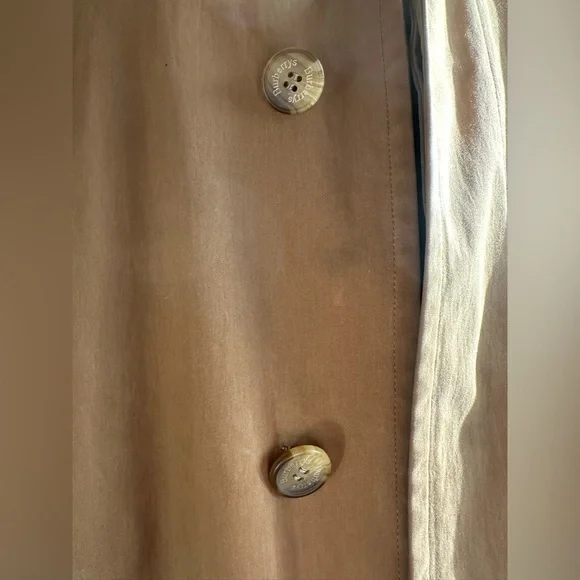 UNIQUE Tan Burberry Trench Coat with Gold Buckle Belt - Picture 13 of 15
